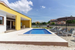 Ferienhaus mit Privatpool für 6 Personen ca 150 qm in Medulin, Istrien Südküste von Istrien